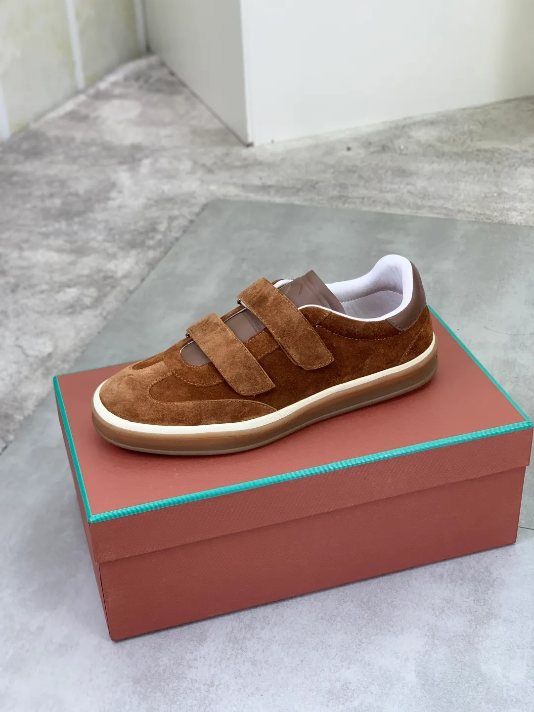 Men's men's shoes 💰P580 New model 💰 The latest casual shoes Loro Piana 💯 Top grade 💯 Buy the original copy 💯 Founded the existing Loro Piana company on April 24, 1924. It is the sixth generation of family operation, providing the best quality products to customers who are discerning about taste and quality. Imported original fly woven fabric with cowhide fabric, plain calfskin lining, hand-stitched thread with cowhide feet, original packaging, high-end outsole, size: 38-45 (custom-made for 46), 5️⃣ colors available